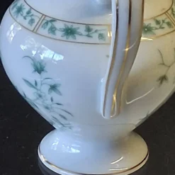 Très joli pot à lait ou aiguière en faïence ancienne de chez Bernardeau en
