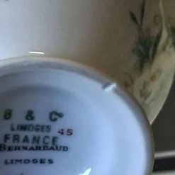 Très joli pot à lait ou aiguière en faïence ancienne de chez Bernardeau en