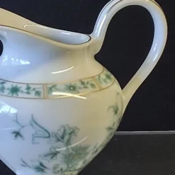 Très joli pot à lait ou aiguière en faïence ancienne de chez Bernardeau en