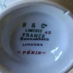 Très joli pot à lait ou aiguière en faïence ancienne de chez Bernardeau en