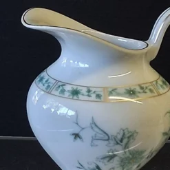Très joli pot à lait ou aiguière en faïence ancienne de chez Bernardeau en