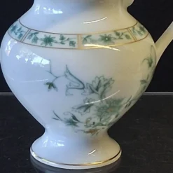 Très joli pot à lait ou aiguière en faïence ancienne de chez Bernardeau en