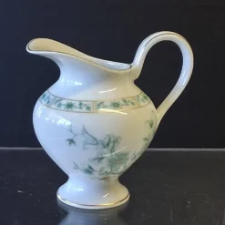 Très joli pot à lait ou aiguière en faïence ancienne de chez Bernardeau en