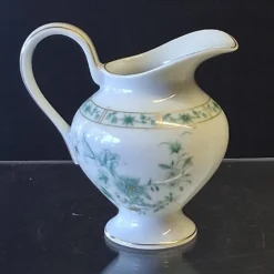 Très joli pot à lait ou aiguière en faïence ancienne de chez Bernardeau en