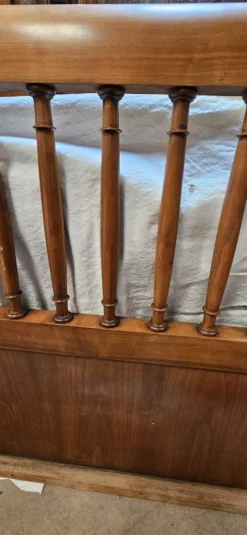 Tête de lit à barreaux en bois