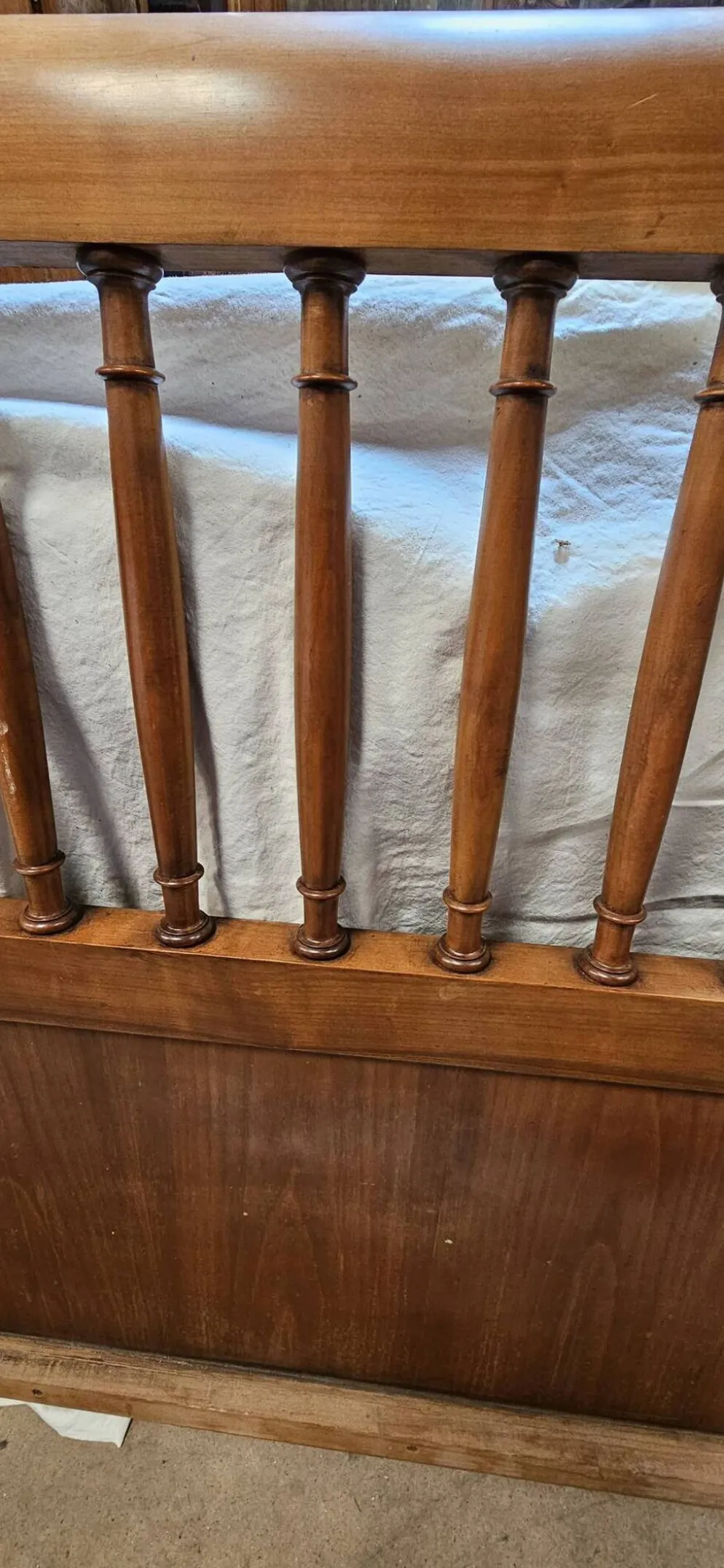 Tête de lit à barreaux en bois