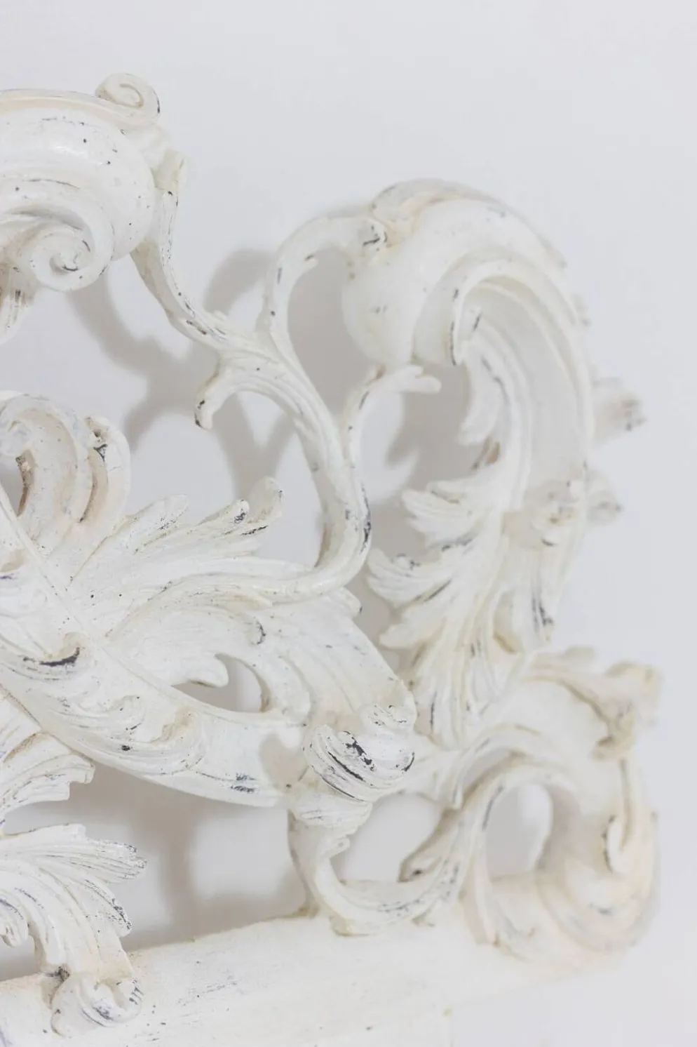 Tête de lit de style Rocaille en bois sculpté et laqué, circa 1900