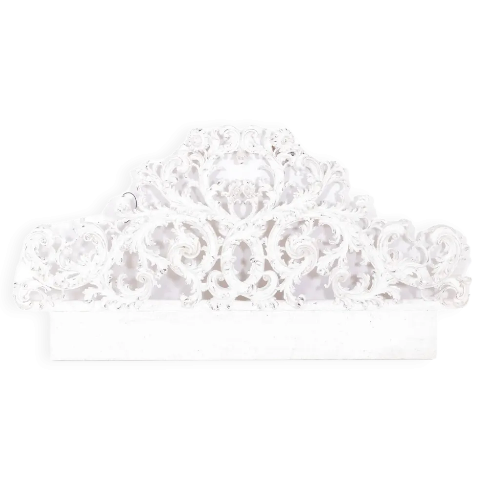 Tête de lit de style Rocaille en bois sculpté et laqué, circa 1900