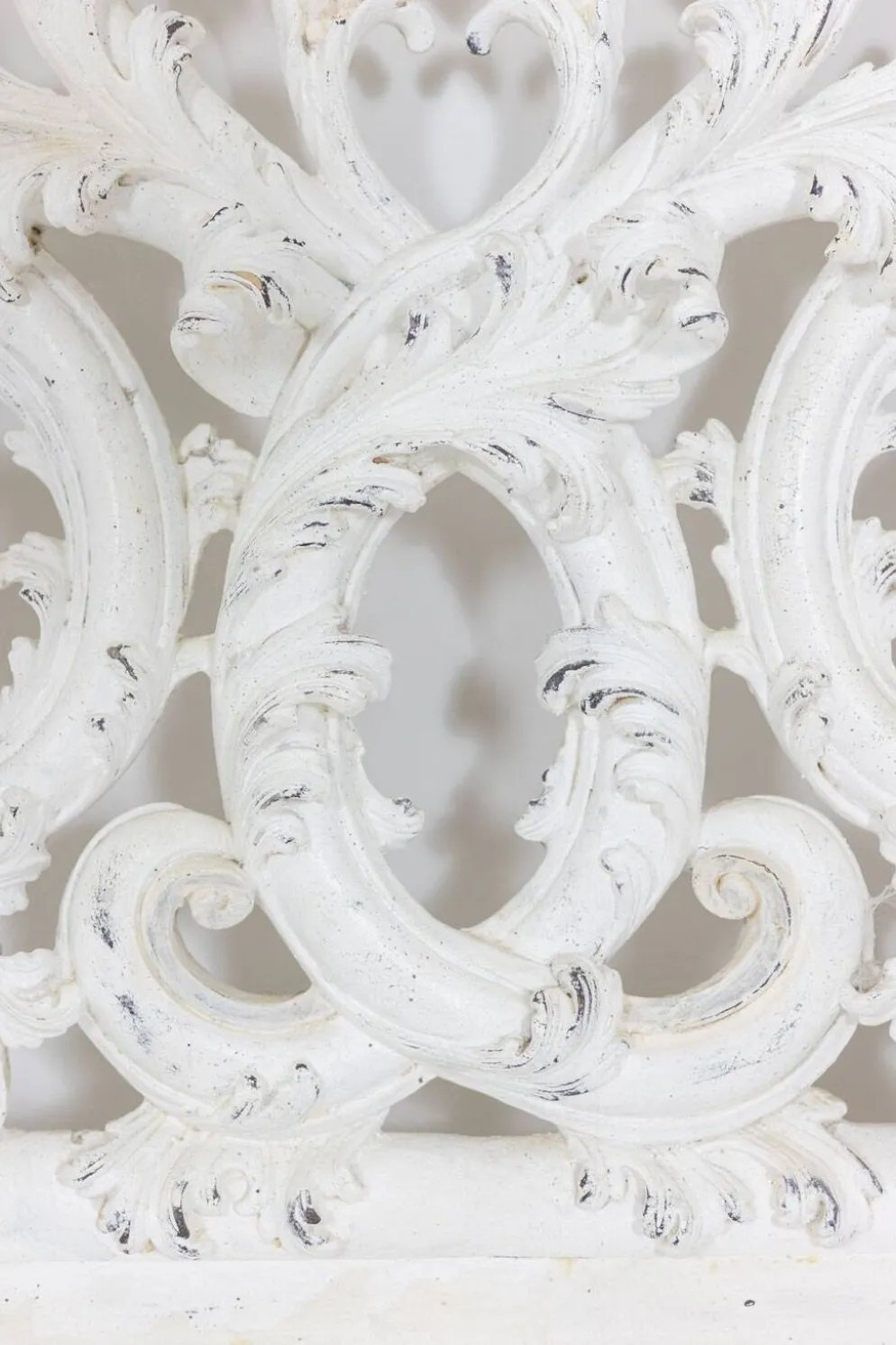 Tête de lit de style Rocaille en bois sculpté et laqué, circa 1900