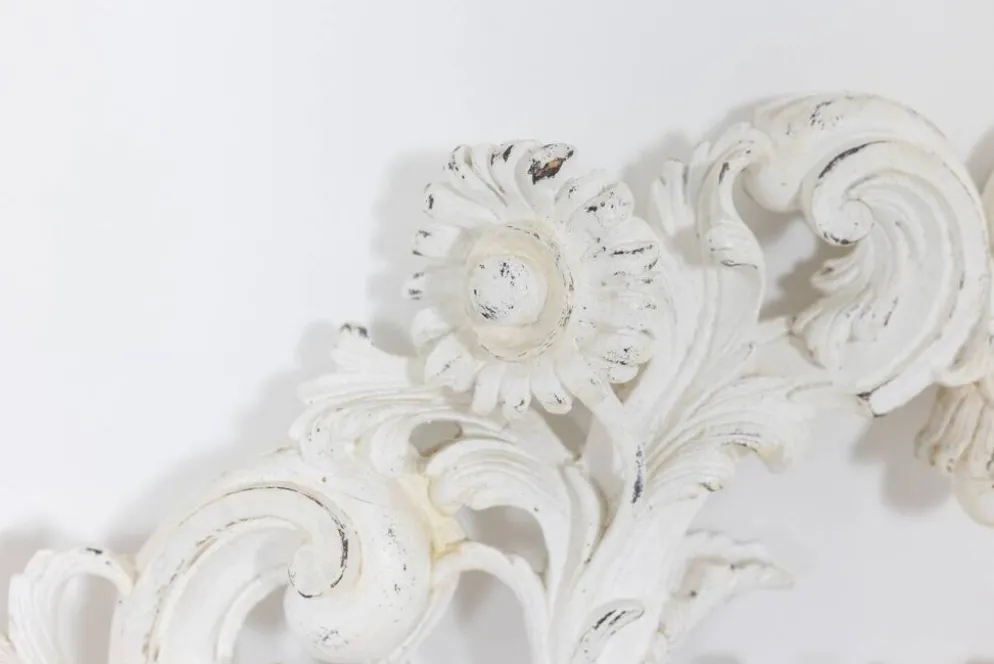 Tête de lit de style Rocaille en bois sculpté et laqué, circa 1900