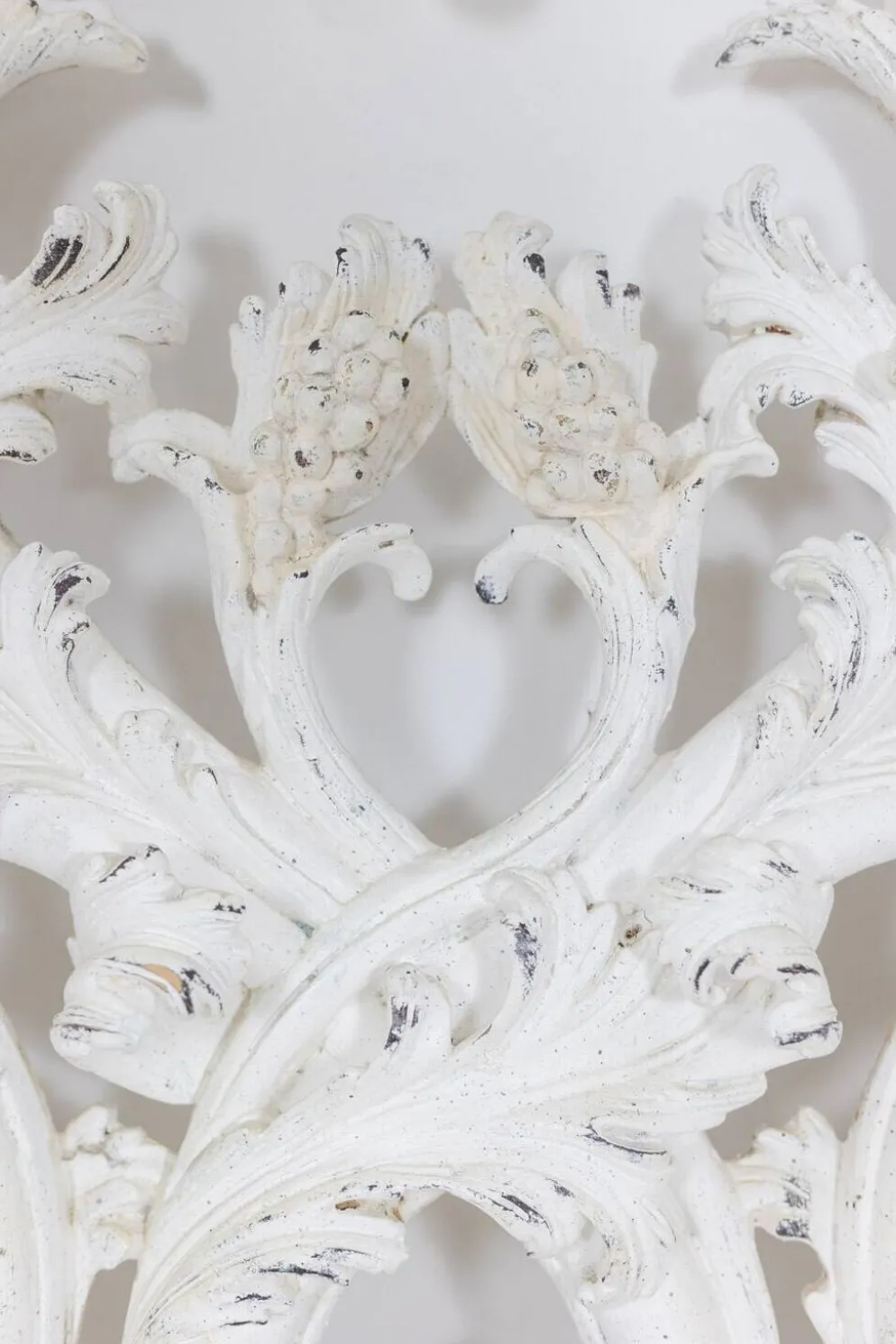 Tête de lit de style Rocaille en bois sculpté et laqué, circa 1900