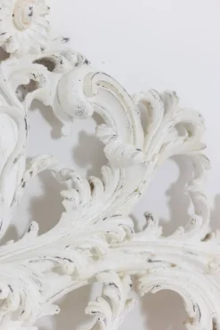 Tête de lit de style Rocaille en bois sculpté et laqué, circa 1900