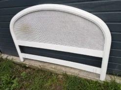 Tête de lit en bois et cannage