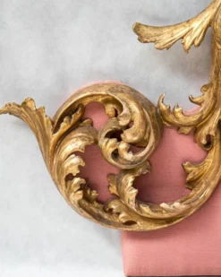 Tête de lit italienne de style rococo en bois doré sculpté, XIXe siècle