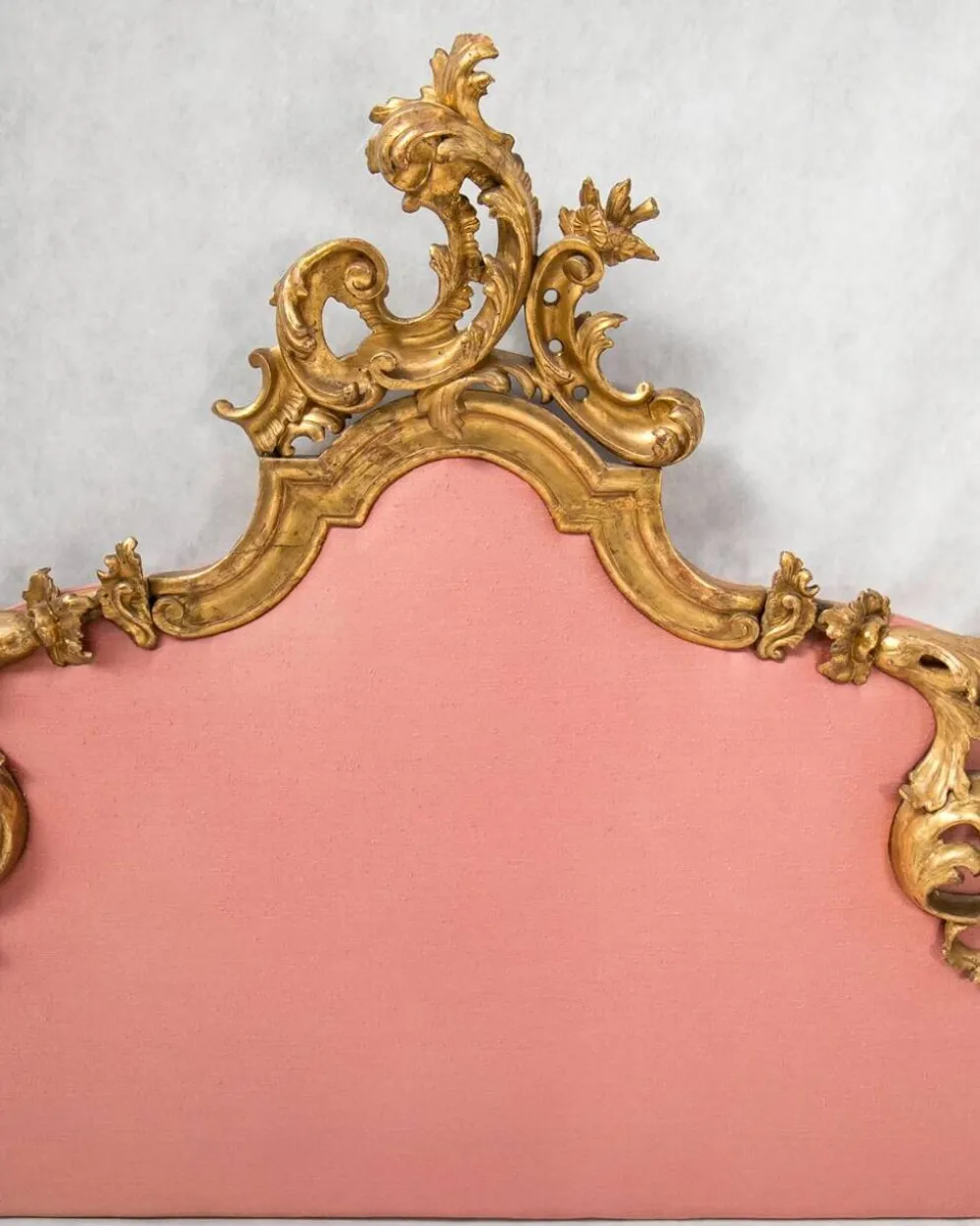 Tête de lit italienne de style rococo en bois doré sculpté, XIXe siècle