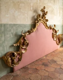 Tête de lit italienne de style rococo en bois doré sculpté, XIXe siècle