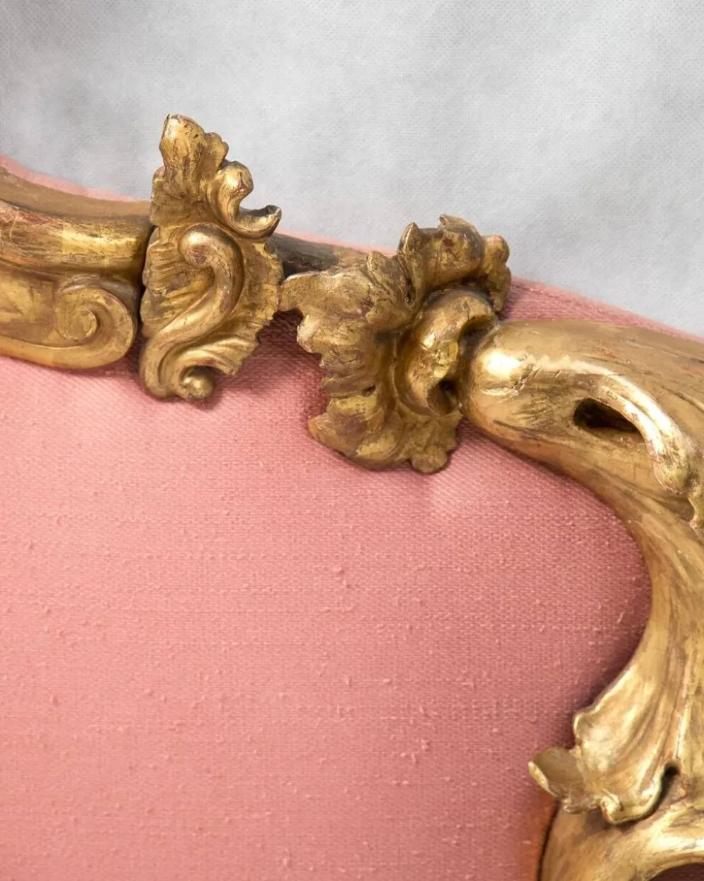 Tête de lit italienne de style rococo en bois doré sculpté, XIXe siècle