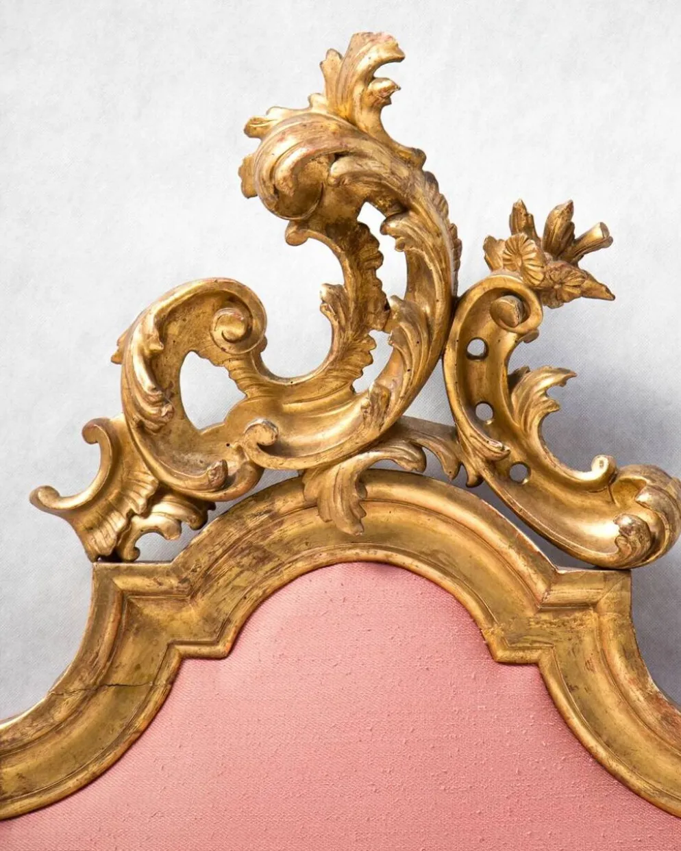 Tête de lit italienne de style rococo en bois doré sculpté, XIXe siècle