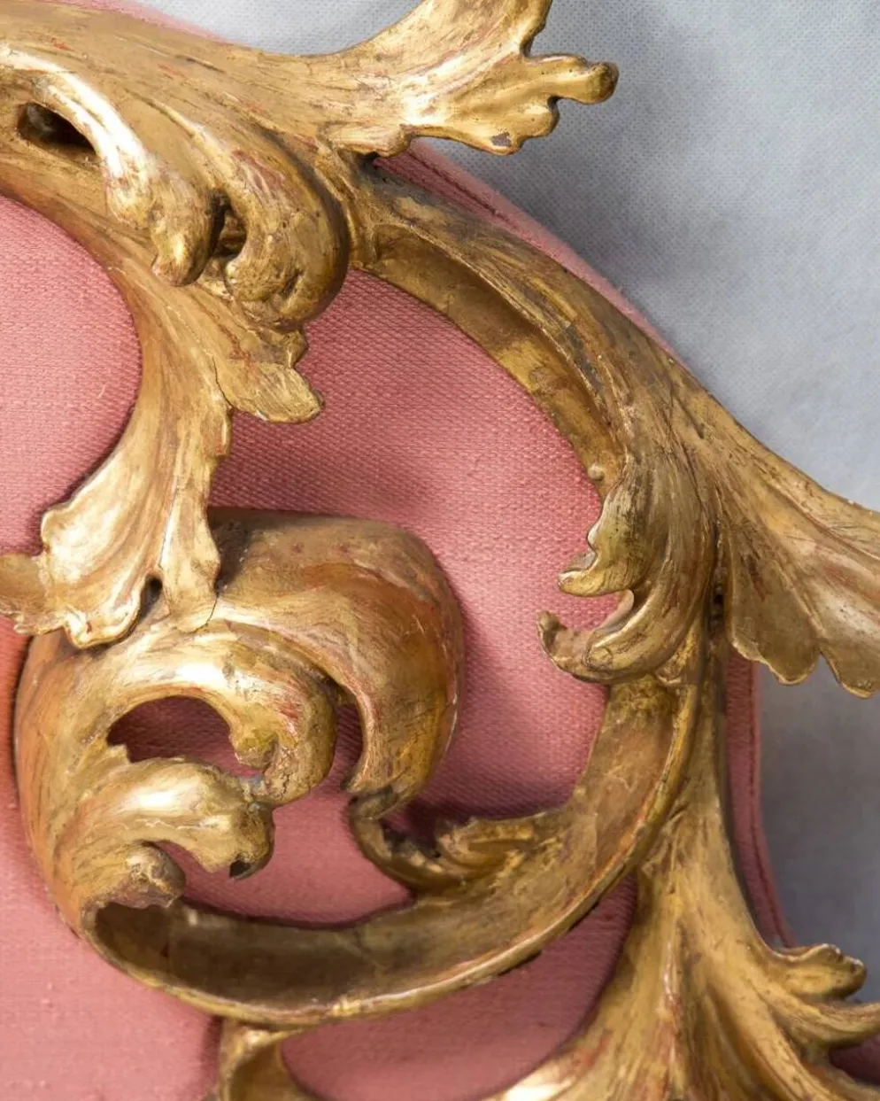 Tête de lit italienne de style rococo en bois doré sculpté, XIXe siècle