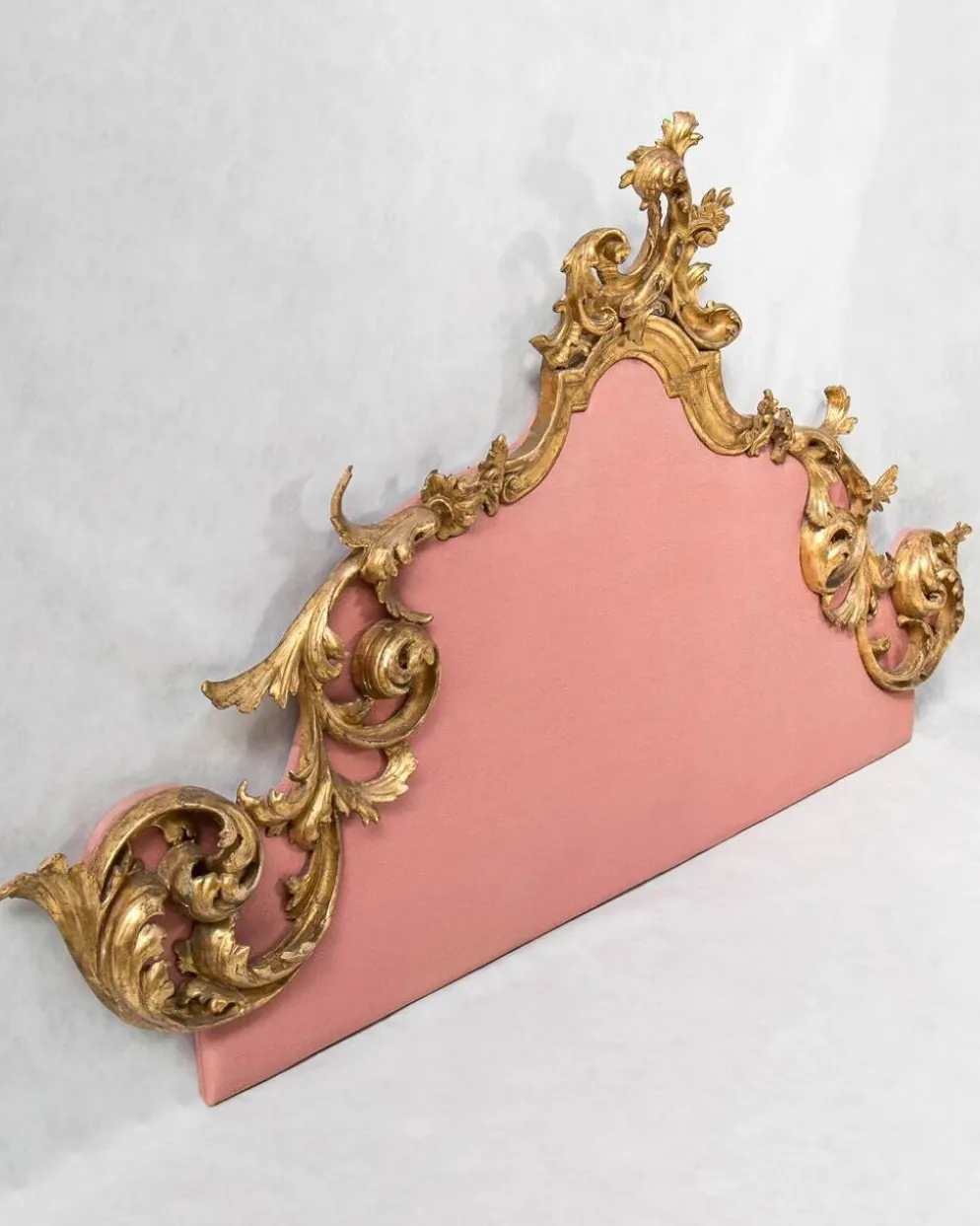 Tête de lit italienne de style rococo en bois doré sculpté, XIXe siècle