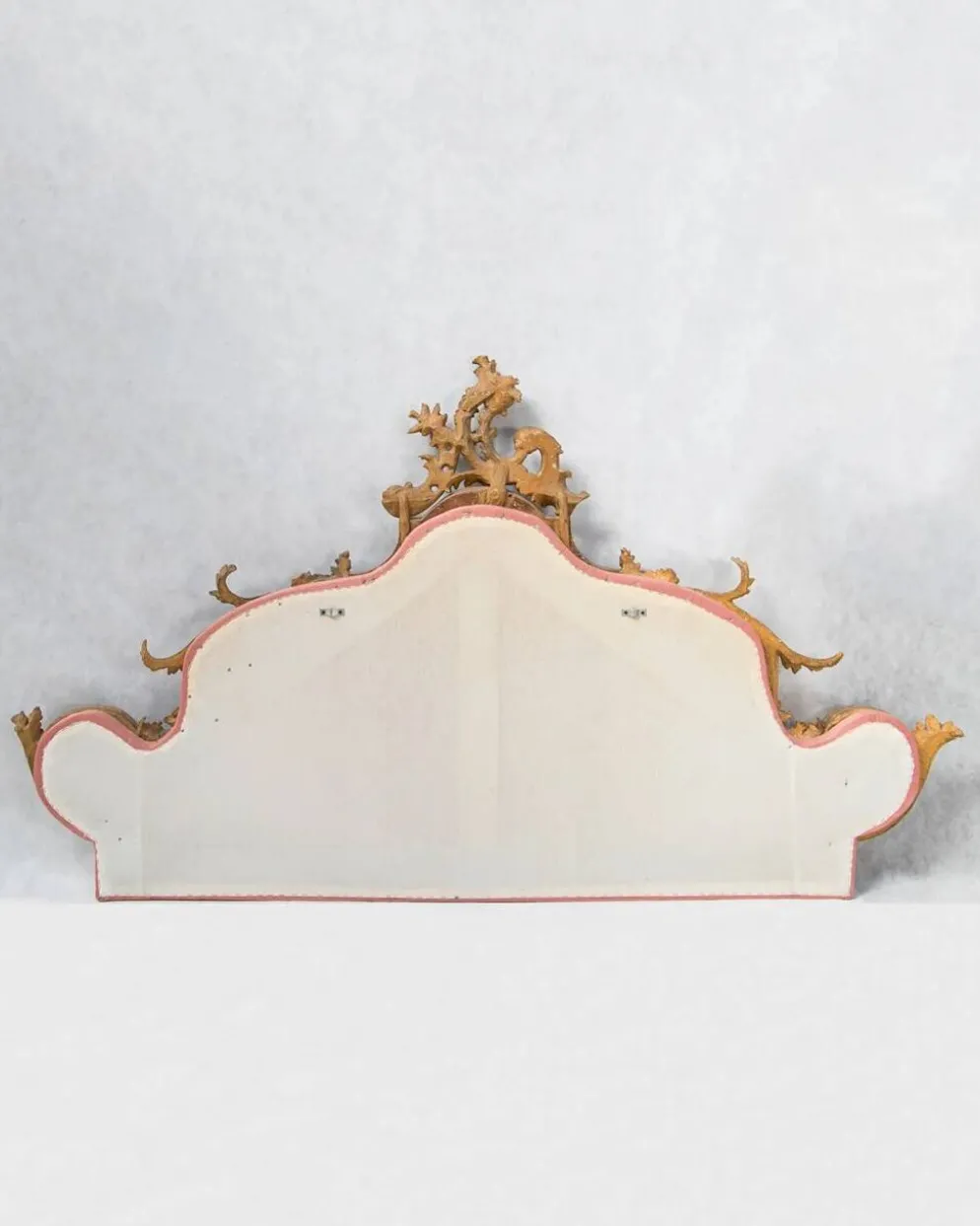 Tête de lit italienne de style rococo en bois doré sculpté, XIXe siècle