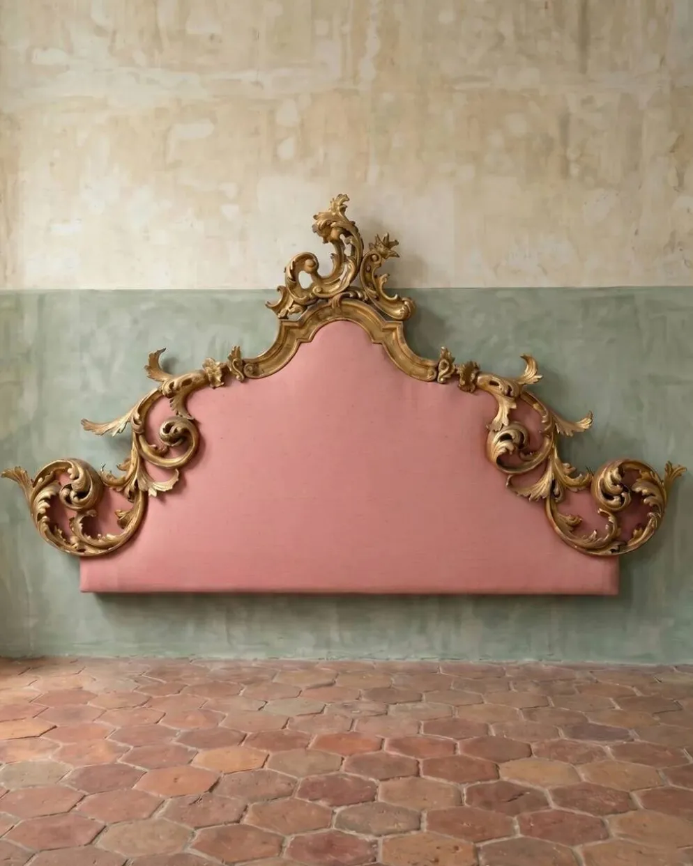 Tête de lit italienne de style rococo en bois doré sculpté, XIXe siècle