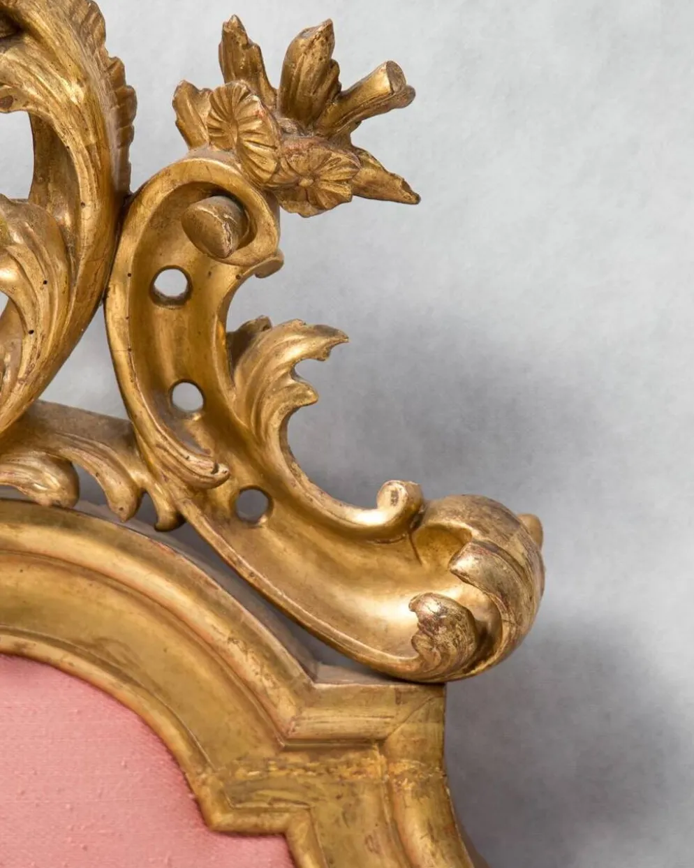 Tête de lit italienne de style rococo en bois doré sculpté, XIXe siècle