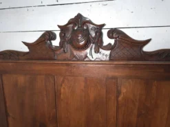 Tête de lit sculptée en hêtre