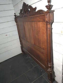 Tête de lit sculptée en hêtre