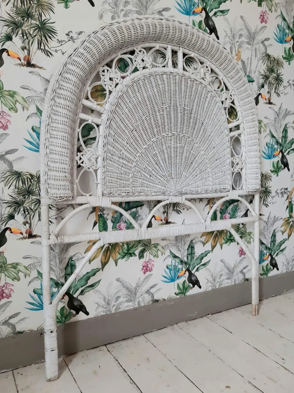 Tête de lit vintage en osier et rotin, meuble peacock ancien pour chambre à coucher