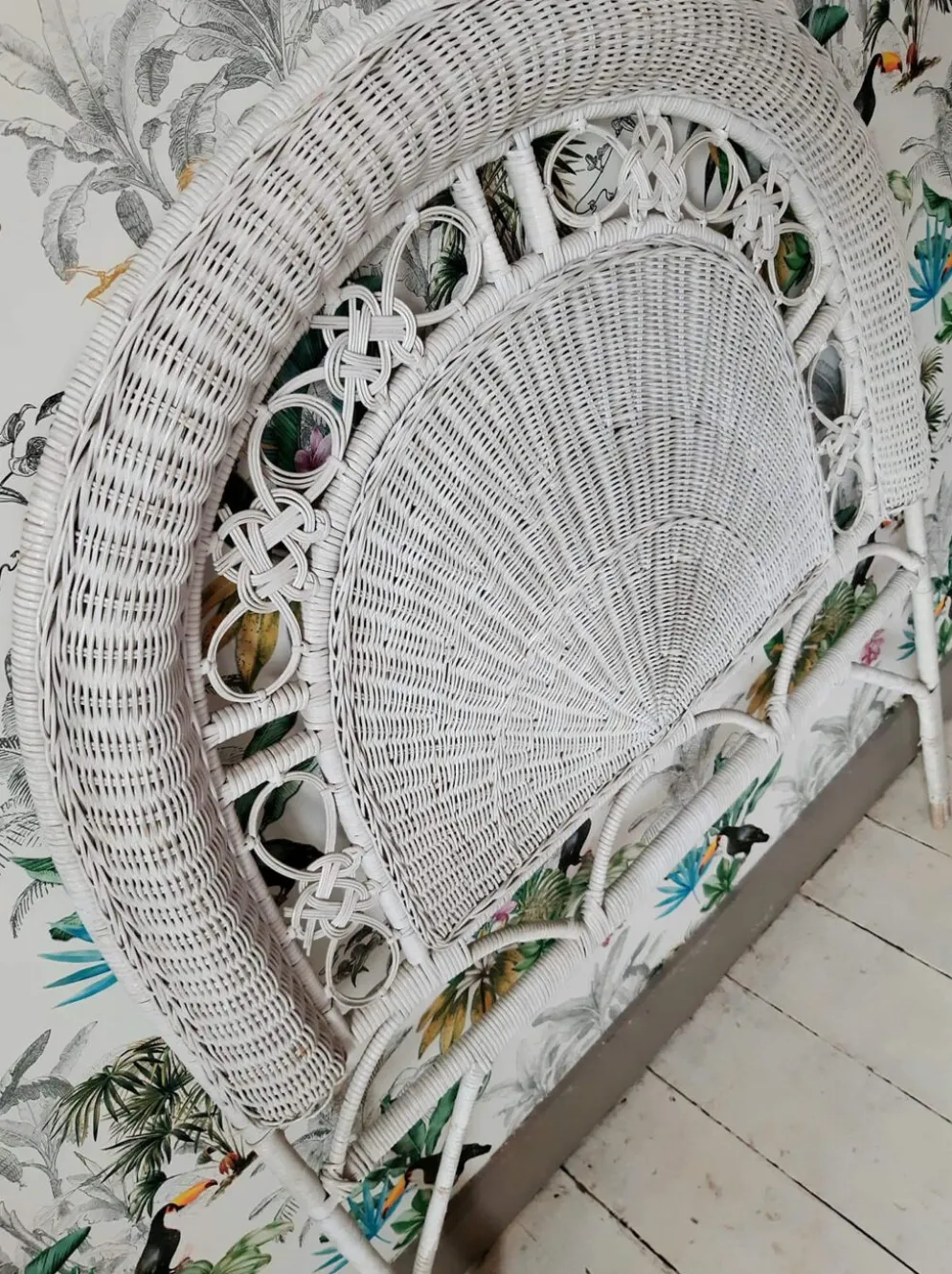 Tête de lit vintage en osier et rotin, meuble peacock ancien pour chambre à coucher