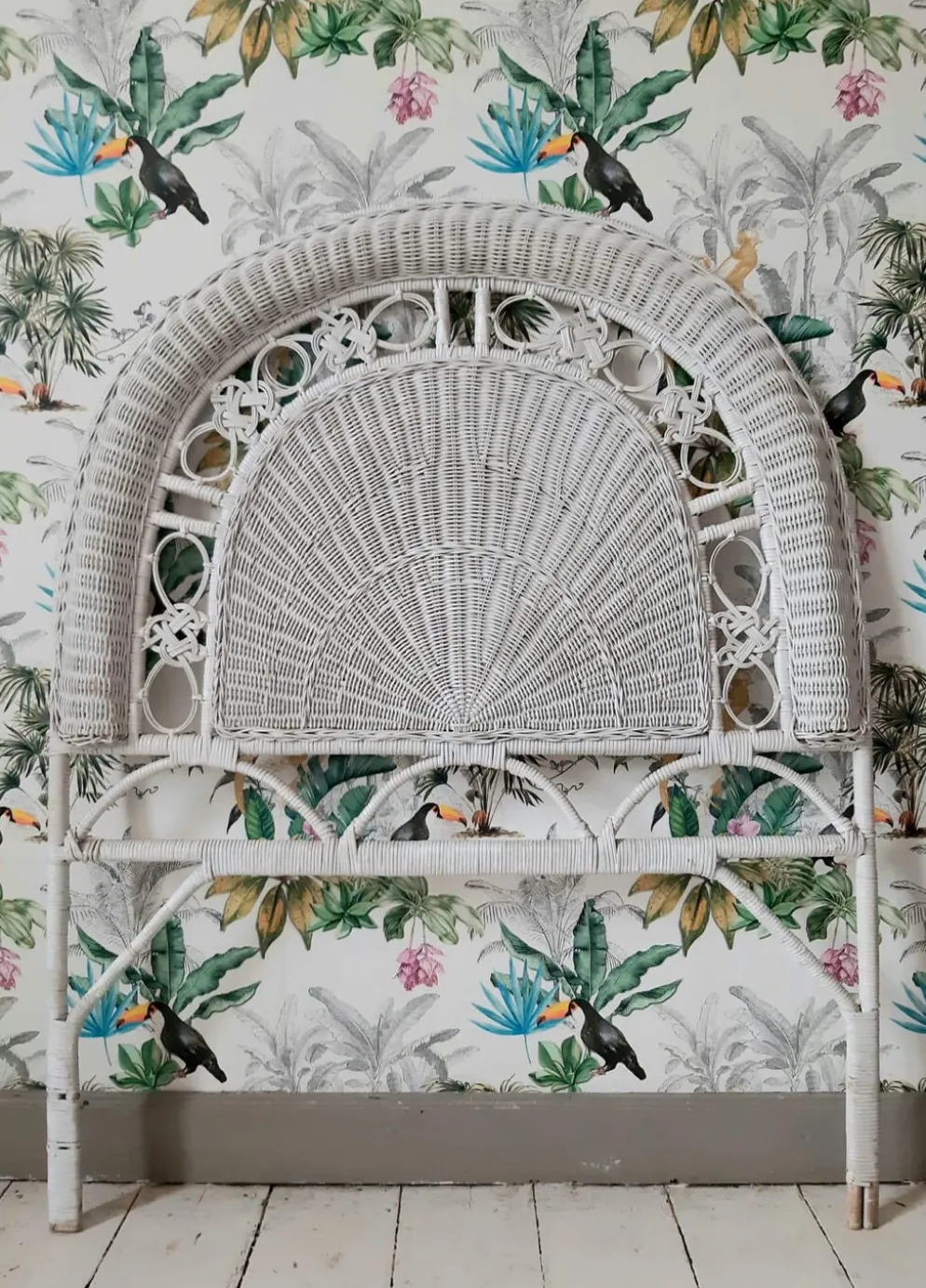 Tête de lit vintage en osier et rotin, meuble peacock ancien pour chambre à coucher