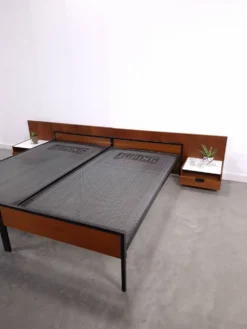 Tweepersoonsbed Japanse serie Cees Braakman Pastoe en Auping met nachtkast