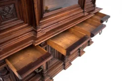 Une armoire historique de la fin du 19ème siècle.