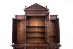 Une armoire historique de la fin du 19ème siècle.