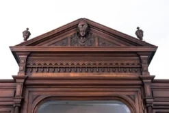 Une armoire historique de la fin du 19ème siècle.