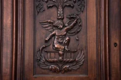 Une armoire historique de la fin du 19ème siècle.