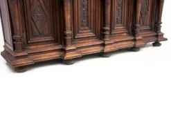 Une armoire historique de la fin du 19ème siècle.