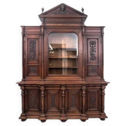 Une armoire historique de la fin du 19ème siècle.
