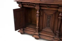 Une armoire historique de la fin du 19ème siècle.