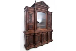 Une armoire historique de la fin du 19ème siècle.
