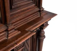 Une armoire historique de la fin du 19ème siècle.