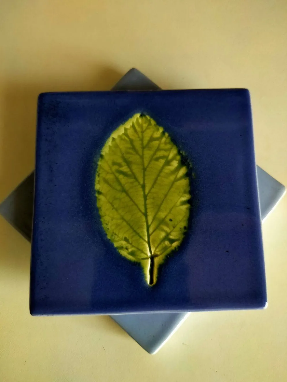 Un ensemble de deux dessous de plat
