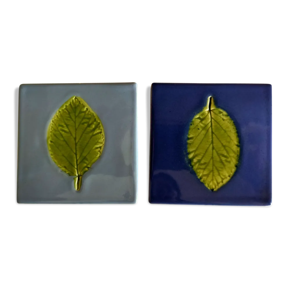 Un ensemble de deux dessous de plat