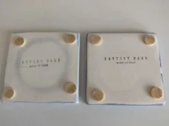 Un ensemble de deux dessous de plat