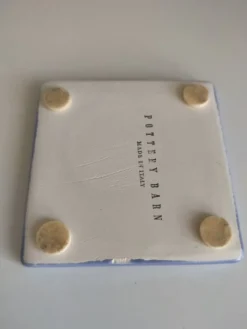 Un ensemble de deux dessous de plat