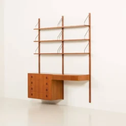 Un ensemble mural en teck scandinave avec un bureau, années 1970.