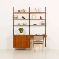 Un ensemble mural en teck scandinave avec un bureau, années 1970.