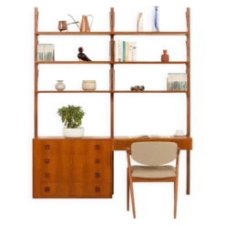 Un ensemble mural en teck scandinave avec un bureau, années 1970.
