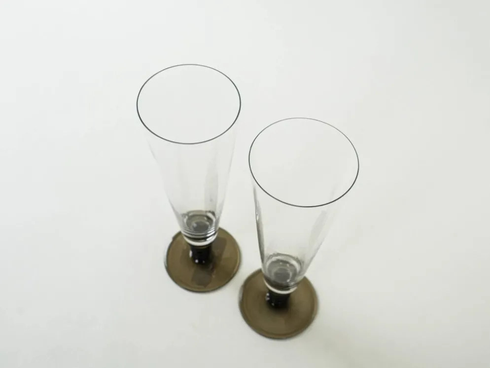 Une paire de flûtes à champagne, design italien, années 1970, production : Italie